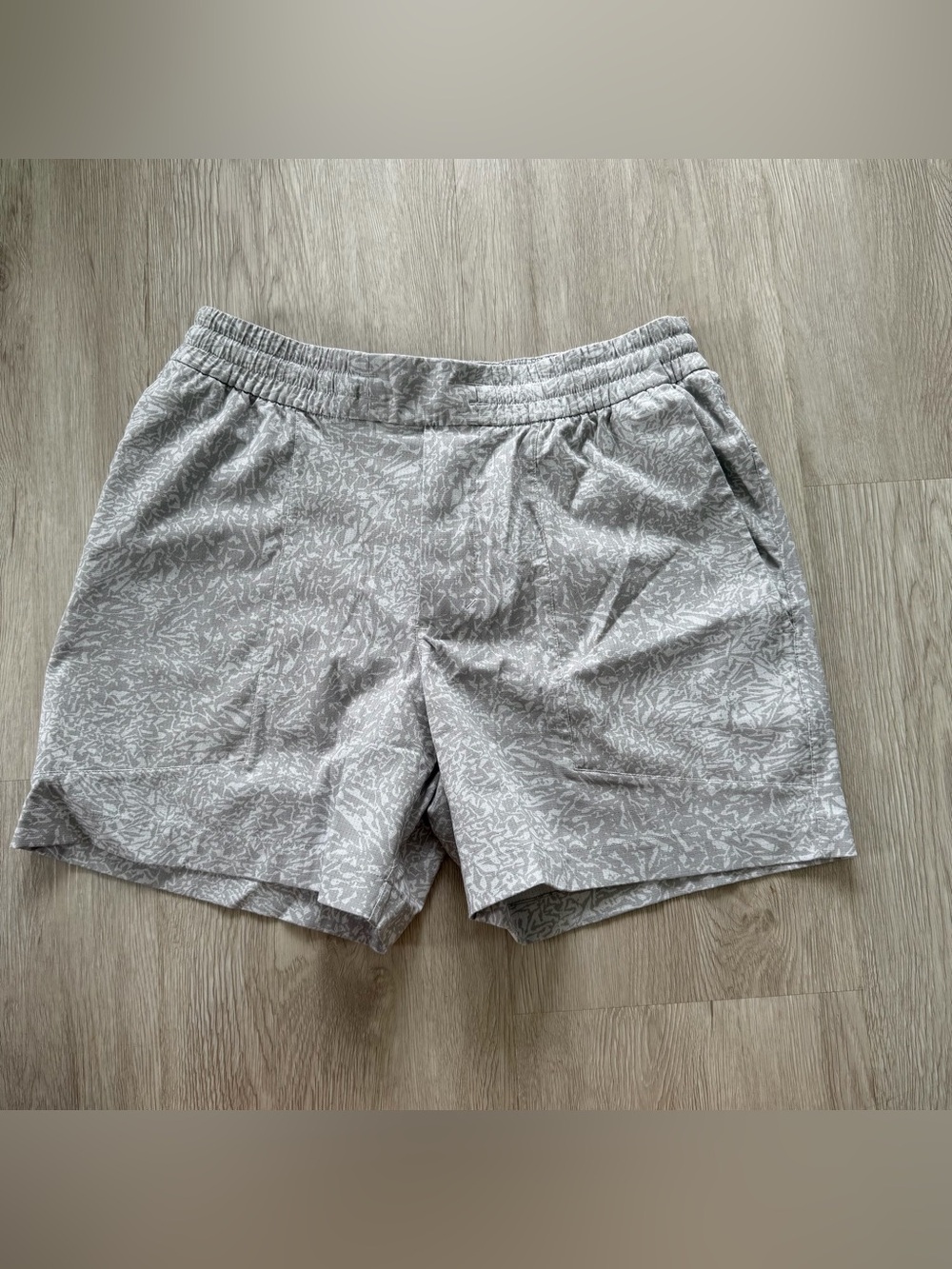 lululemon athletica Men's Gray Patterned Athletic Shorts Size M